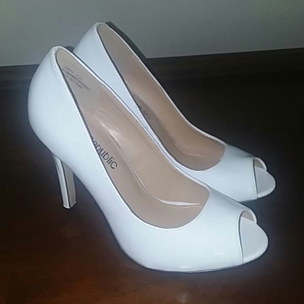 NIB ! 4 inch White Patent leather peep toe pumps